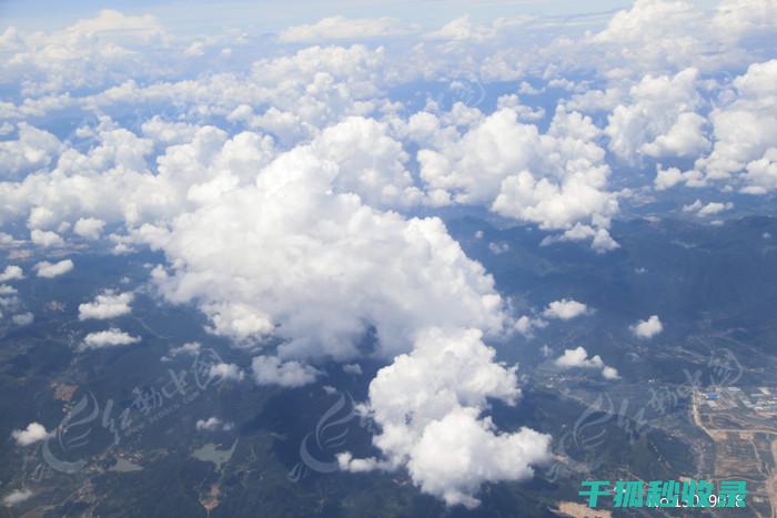 高空中的云海奇观：变幻无穷的自然画卷 (高空云海的图片)