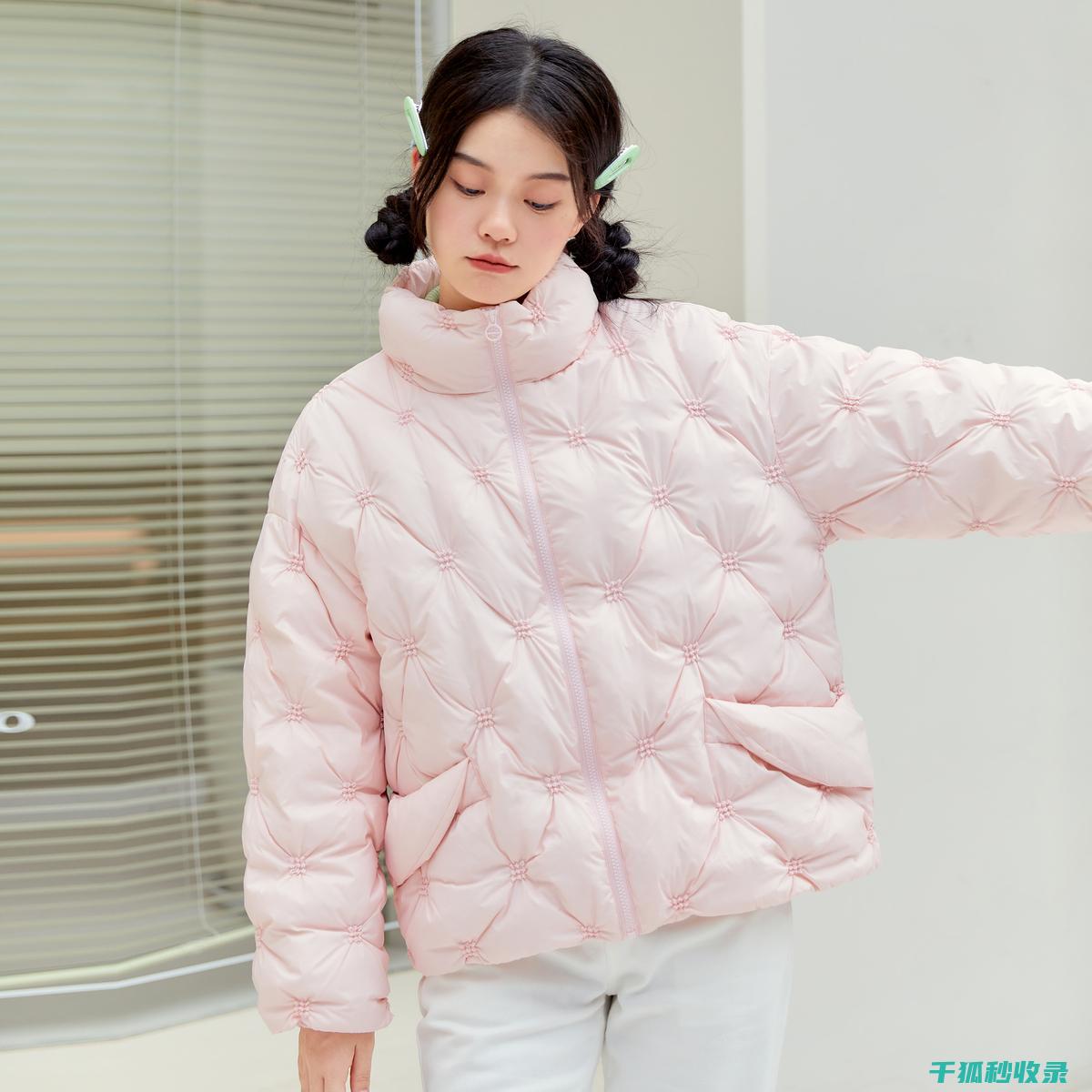 羽绒服难闻？这些家庭小妙招能帮你去味 (羽绒服难闻怎么办)